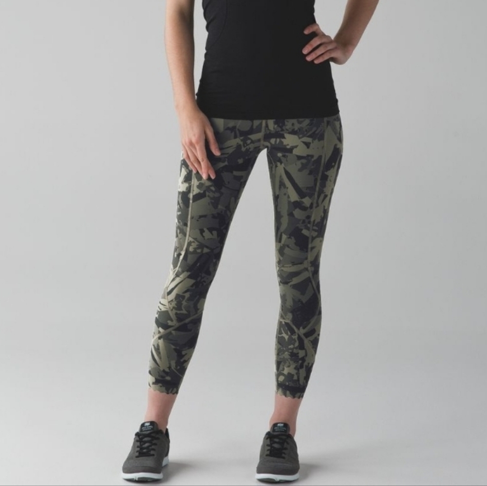 Lululemon Tight Stuff Leggings green black camo size 4